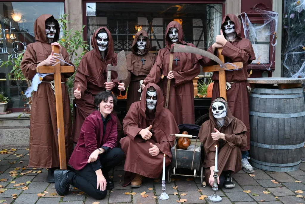 Math David Makeup avec l'équipe du Darwin en Alsace, maquillés en squelette.