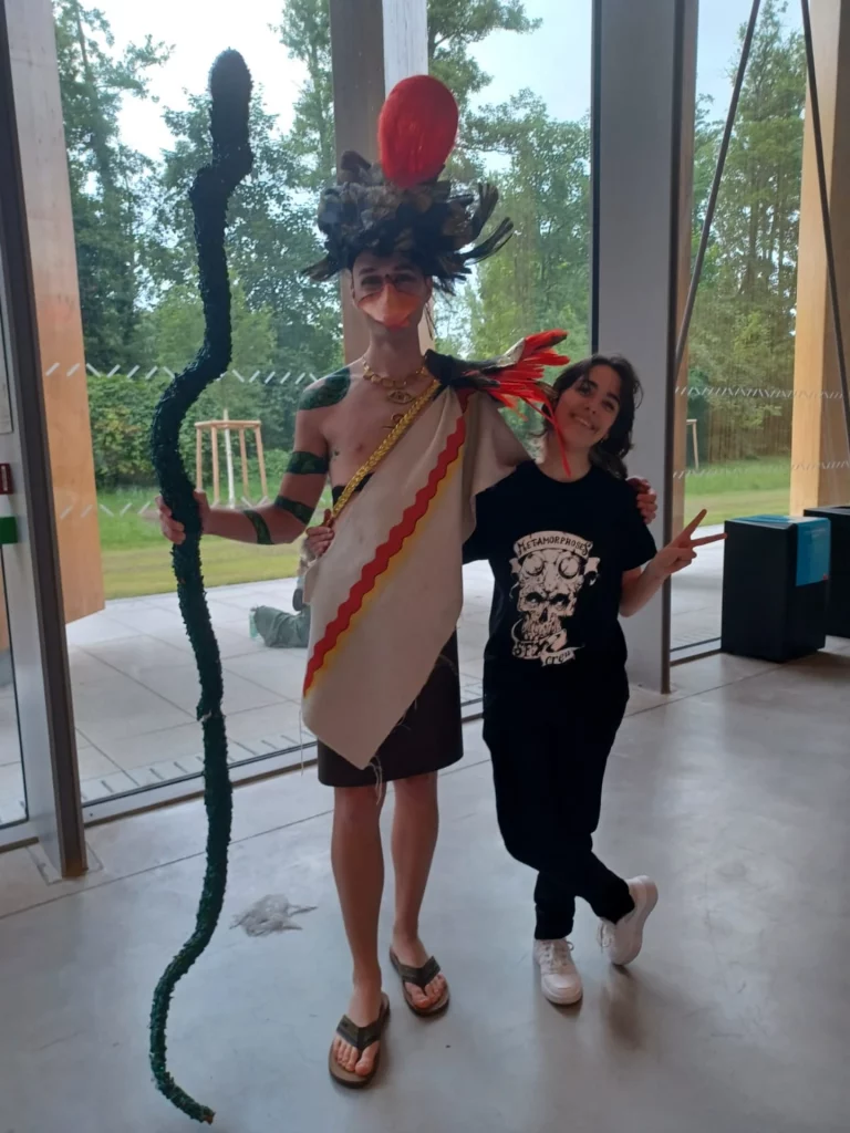 Math David Makeup avec son modèle au parc des expositions de Strasbourg, en Alsace.