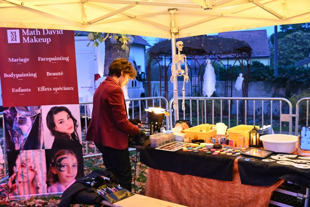Math David Makeup sur son stand d'Halloween, à Erstein pour une session de maquillage d'enfants.