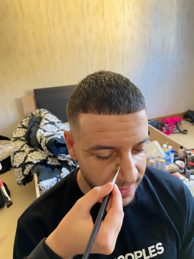 Focus sur le maquillage de vieillissement du visage d'un homme réalisé par Math David Makeup.