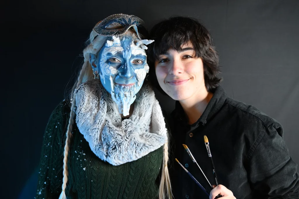 Math David Makeup posant avec sa modèle, portant un facepainting de créature des neiges.