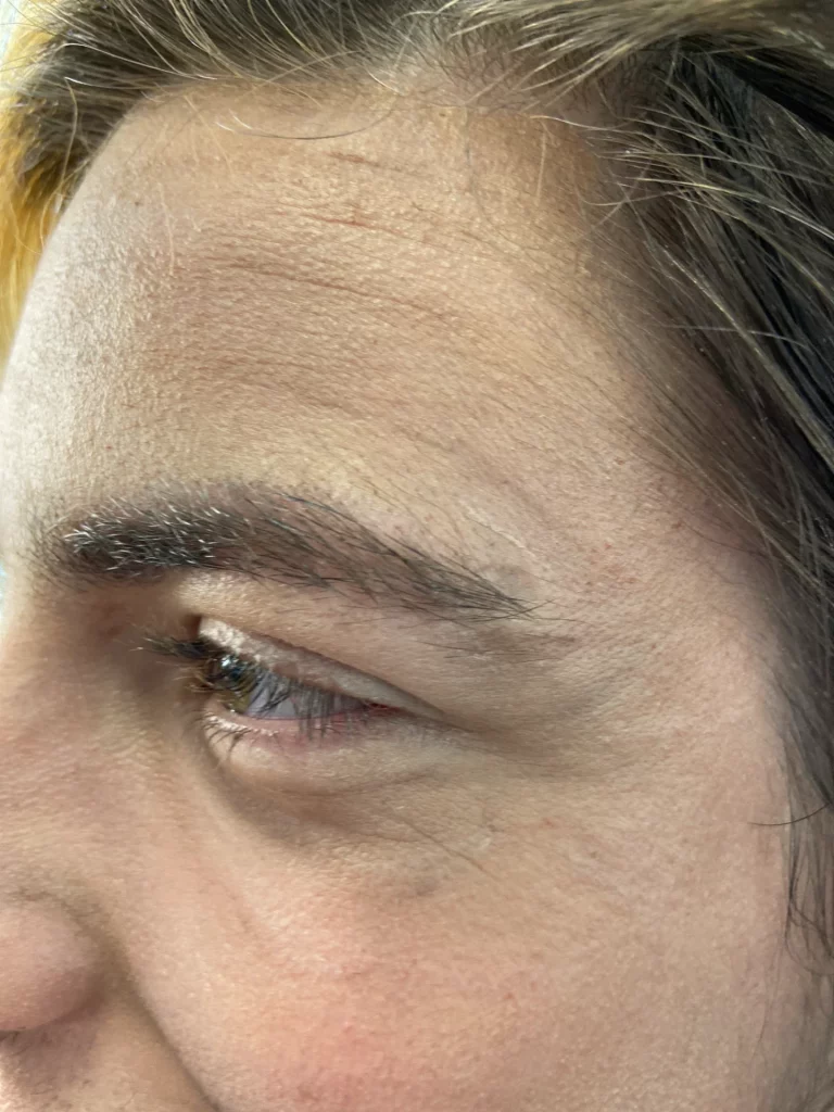 Gros plan sur l'oeil du modèle, portant de fausses rides