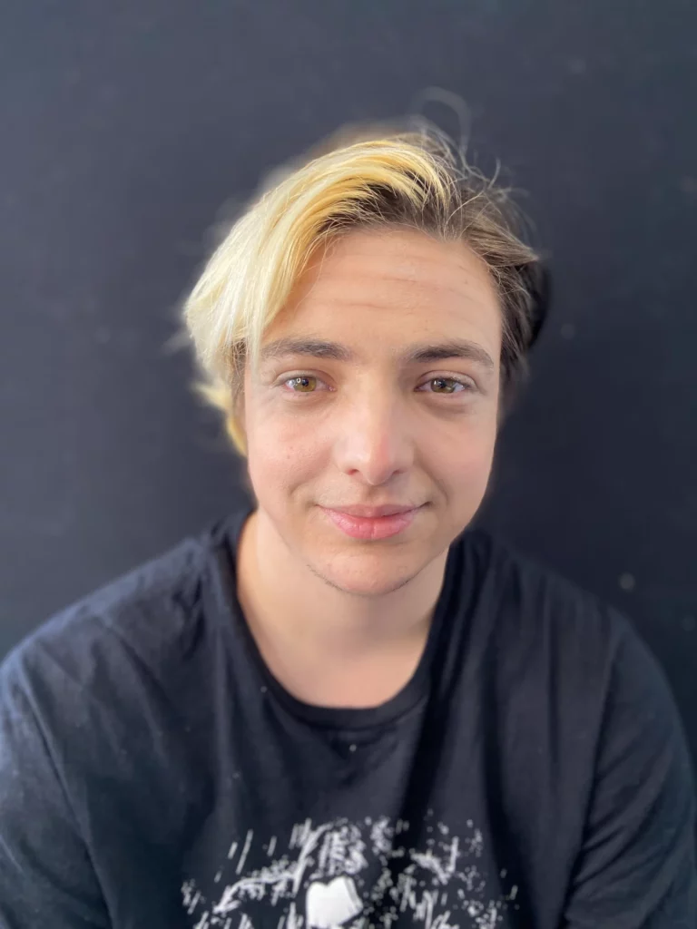 Modèle de face, avec un maquillage SFX de fausses rides