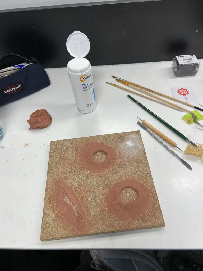 Plan de travail avec une planche au centre, contenant des prothèses de plaies