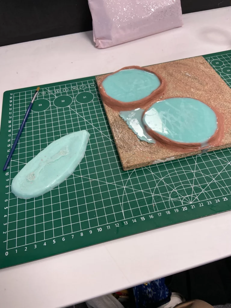 Plan de travail avec un sous-main vert et trois prothèses