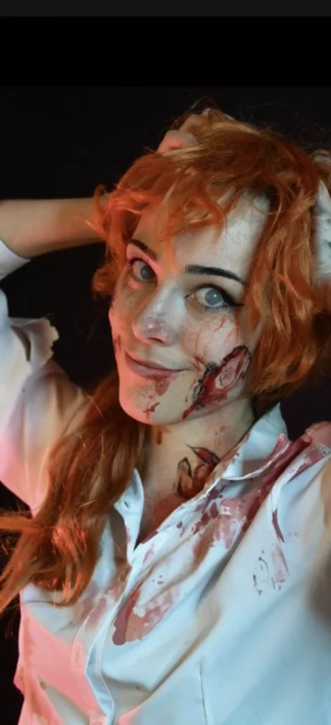 Modèle avec une perruque rousse et un maquillage ensanglanté