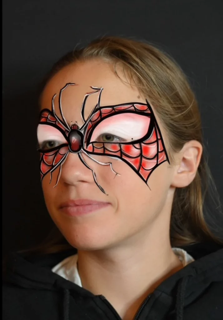 Visage d'enfant de profil avec un maquillage spiderman.