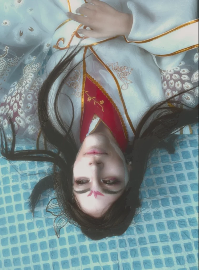 Portrait à l'envers d'une jeune femme dans un habit traditionnel japonais.