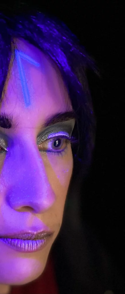 Gros plan sur la moitié du visage d'une femme qui est de profil.