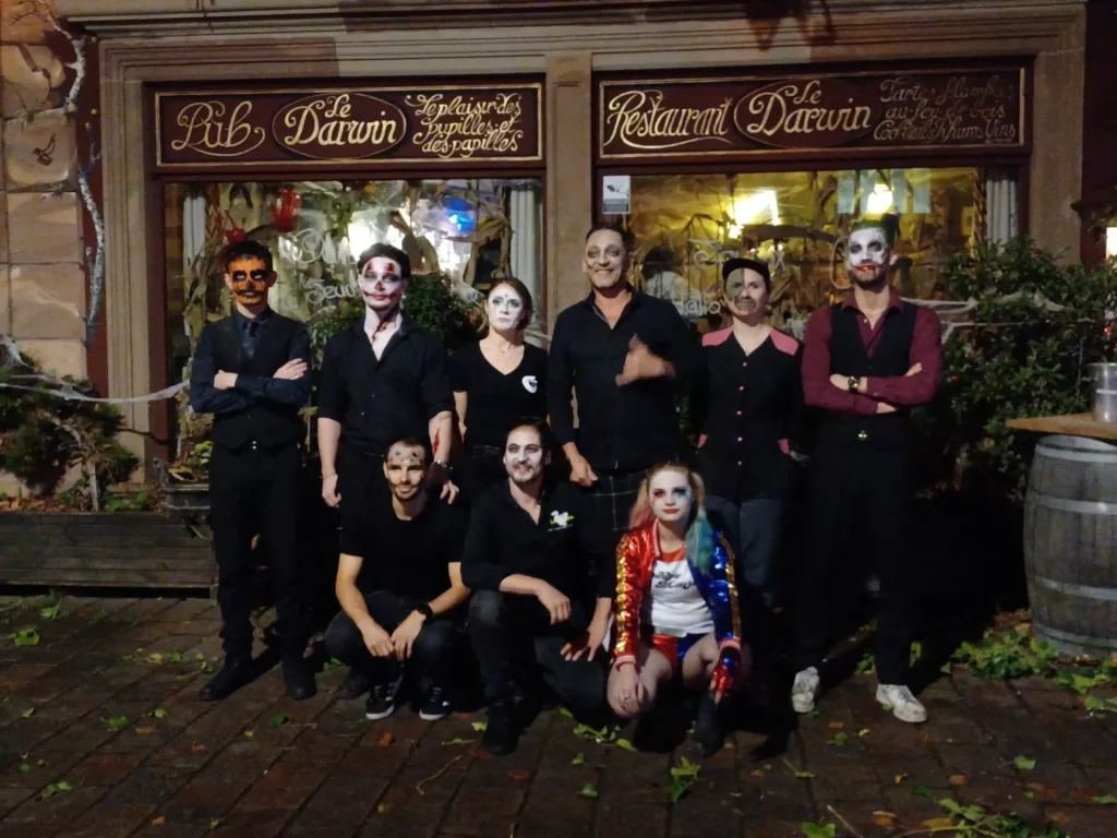 Photo de l'équipe du Darwin en Alsace, maquillée pour Halloween en squelette et une femme en Harley Quinn.