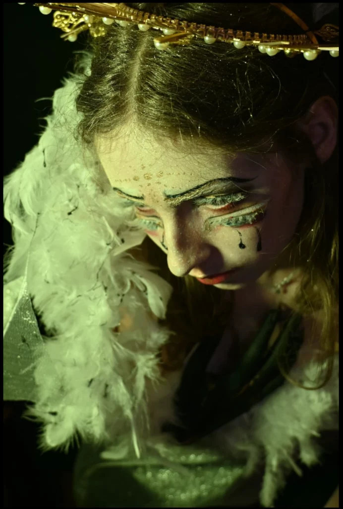 Vu de haut d'une femme avec un maquillage de transformation avec des yeux en trompe l'oeil sur les joues.