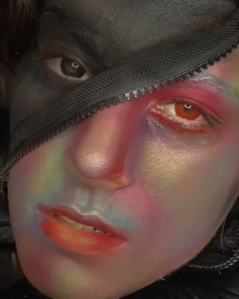 Modèle avec un demi-visage irisé et l'autre en noir, avec une séparation par une fermeture éclair.