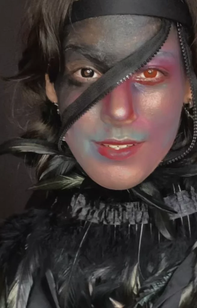 Portrait de face d'une femme avec une moitié de visage noir et l'autre moitié irisé, avec fermeture éclair.